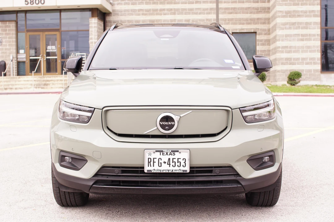 2022 Volvo XC40 - Image 2 of 5