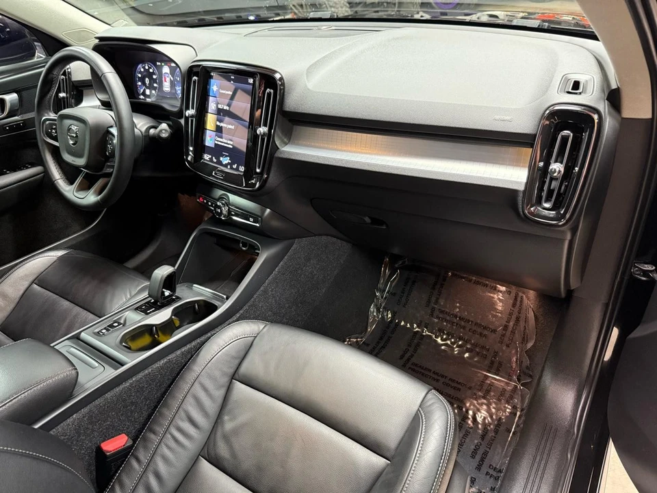 2022 Volvo XC40 - Image 11 of 21