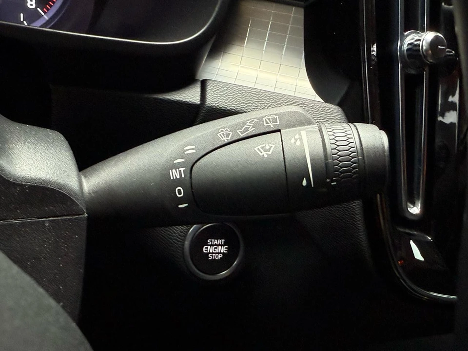 2022 Volvo XC40 - Image 17 of 21
