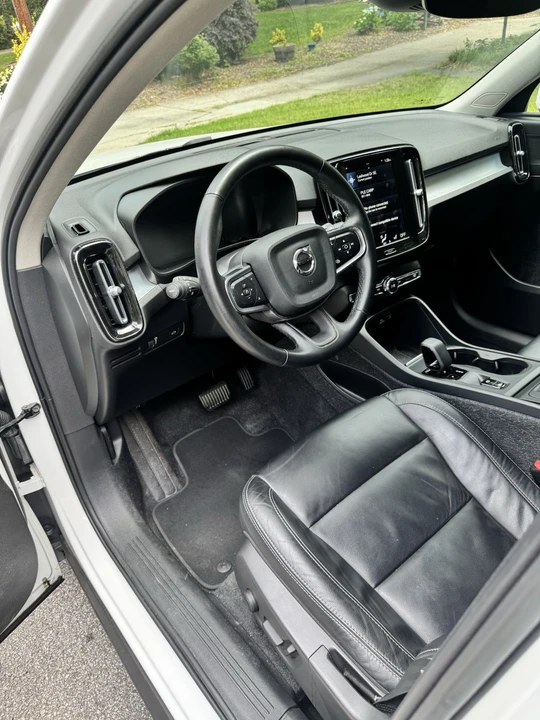 2022 Volvo XC40 - Image 4 of 8