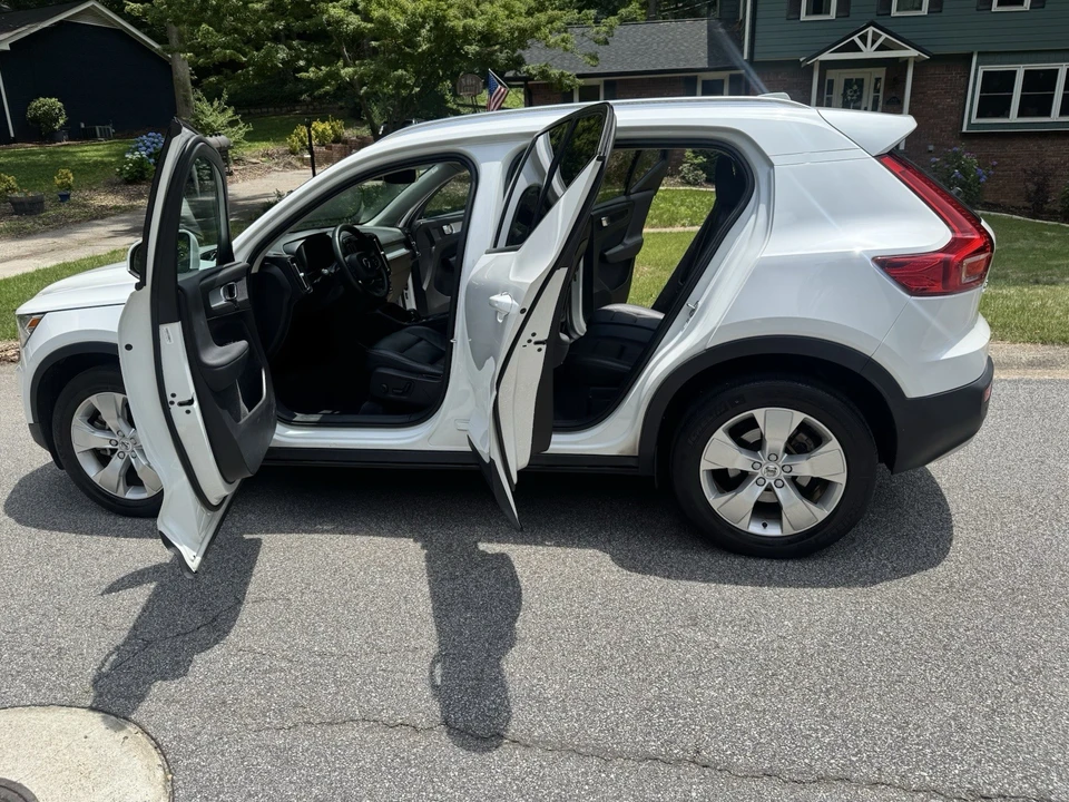 2022 Volvo XC40 - Image 6 of 8