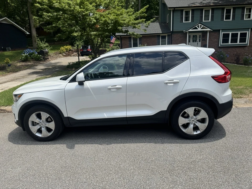 2022 Volvo XC40 - Image 2 of 8