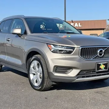 2022 Volvo XC40 T5 Momentum