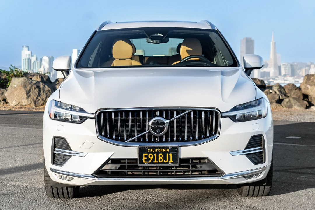 2022 Volvo XC60 2nd Gen - Image 2 of 31