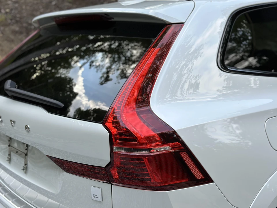 2022 Volvo XC60 2nd Gen - Image 17 of 31
