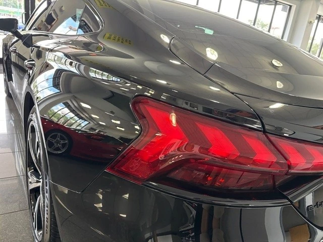 2023 Audi e-tron GT - Image 9 of 12