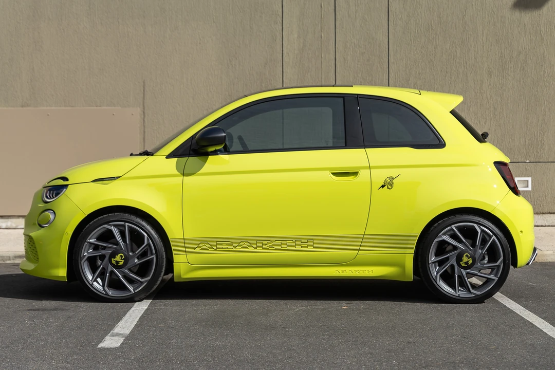 2023 Fiat 500e - Image 8 of 31