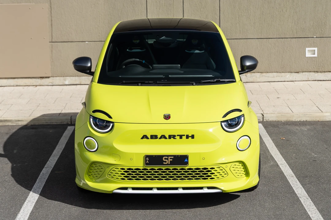 2023 Fiat 500e - Image 10 of 31