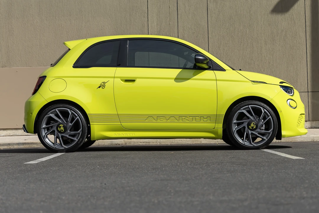 2023 Fiat 500e - Image 4 of 31