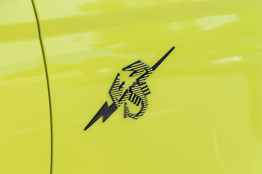 2023 Fiat 500e - Image 11 of 31