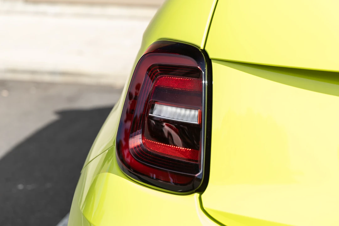 2023 Fiat 500e - Image 17 of 31