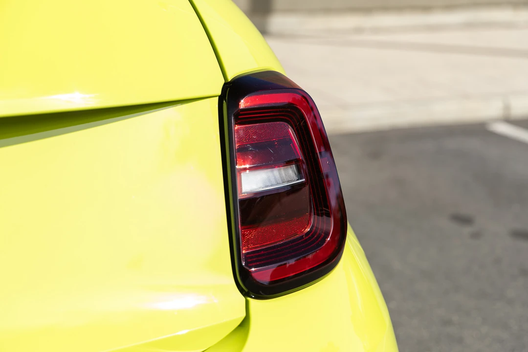 2023 Fiat 500e - Image 18 of 31