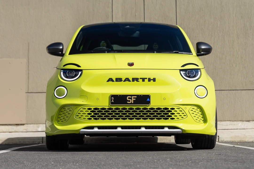 2023 Fiat 500e - Image 2 of 31