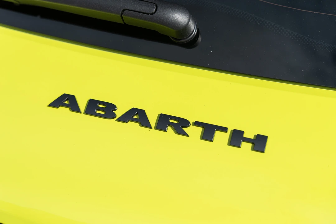 2023 Fiat 500e - Image 19 of 31