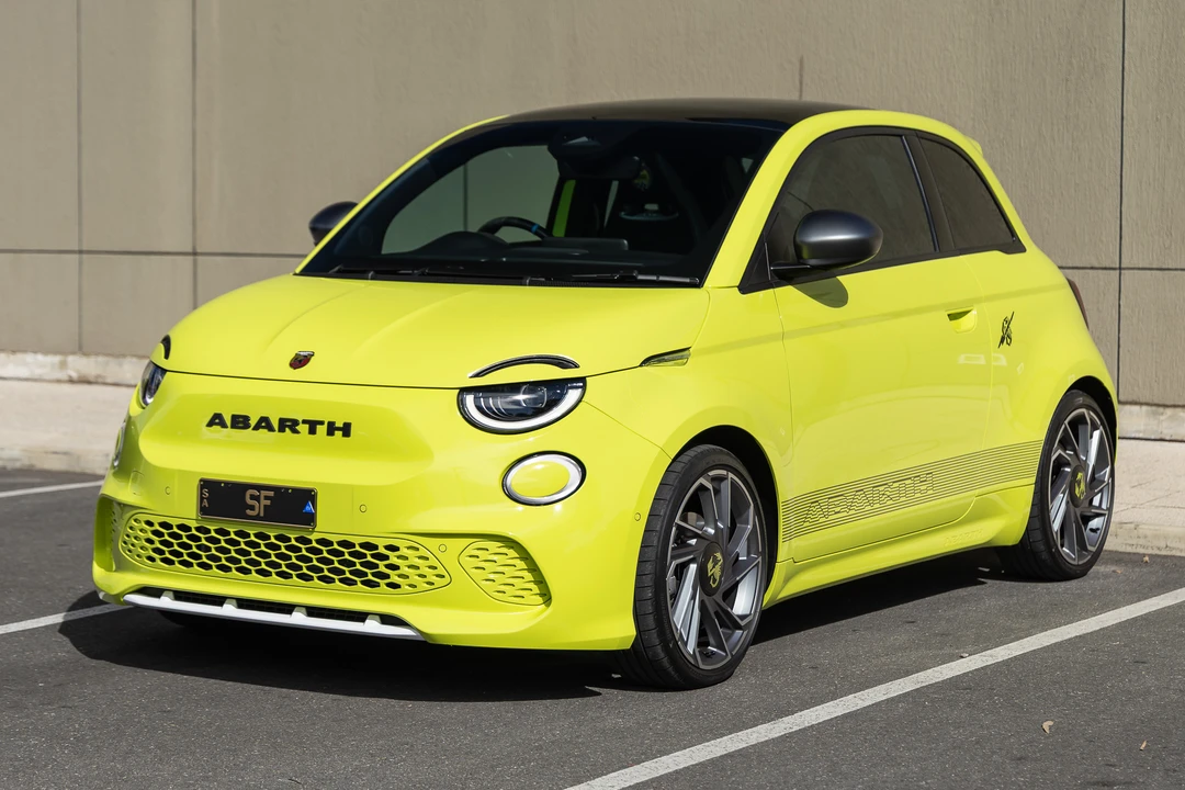 2023 Fiat 500e - Image 9 of 31
