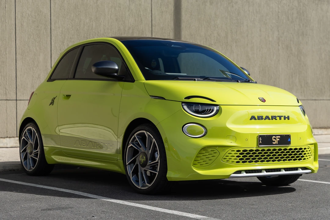 2023 Fiat 500e - Image 3 of 31