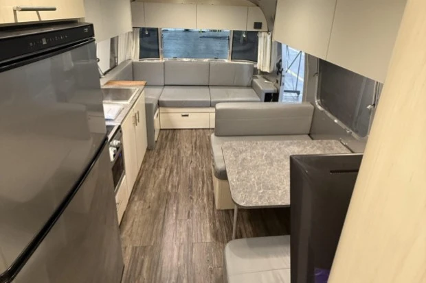 2023 Airstream - Image 4 of 7