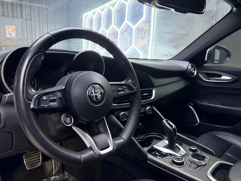 2023 Alfa Romeo Giulia - Image 12 of 20
