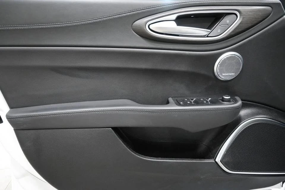 2023 Alfa Romeo Giulia - Image 9 of 20