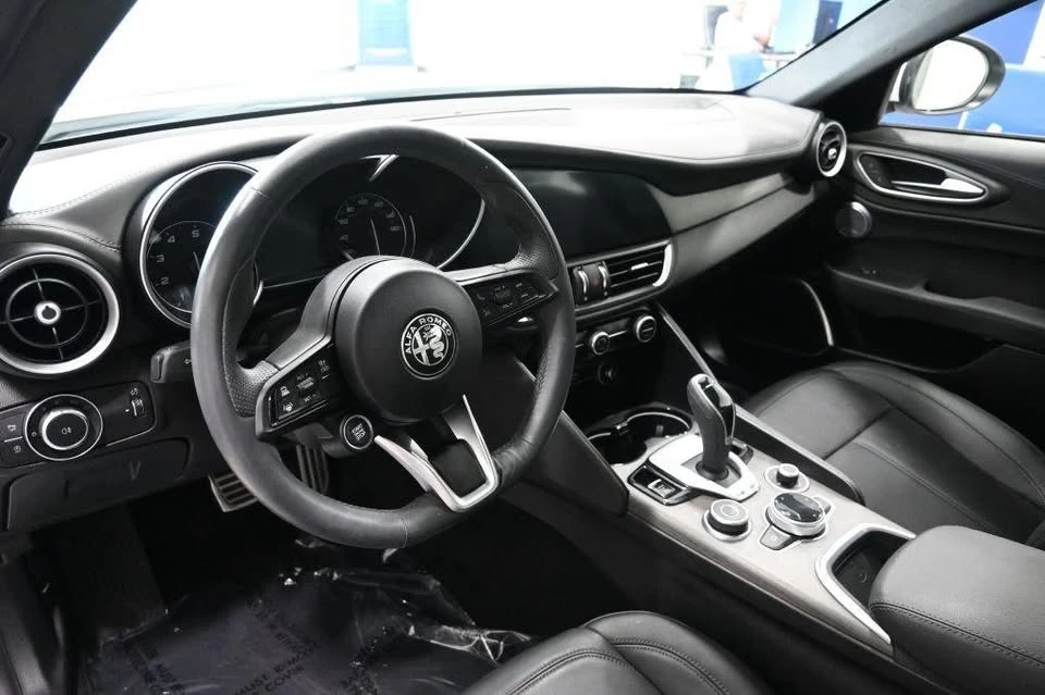 2023 Alfa Romeo Giulia - Image 10 of 20