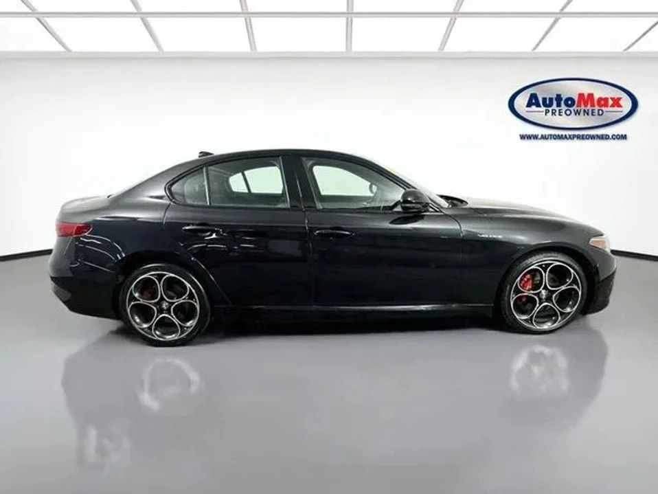 2023 Alfa Romeo Giulia - Image 8 of 20