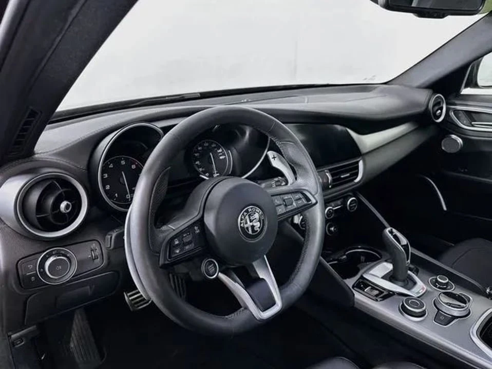 2023 Alfa Romeo Giulia - Image 10 of 20