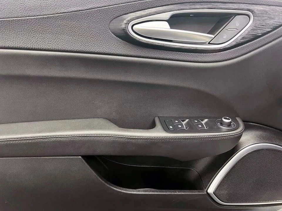 2023 Alfa Romeo Giulia - Image 14 of 20
