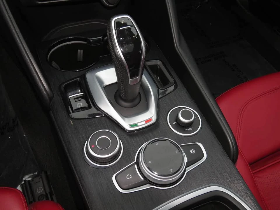 2023 Alfa Romeo Giulia - Image 10 of 14