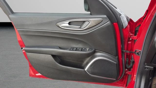 2023 Alfa Romeo Giulia - Image 10 of 20
