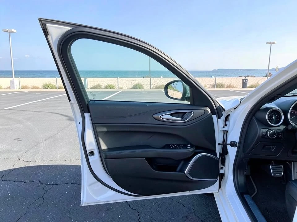 2023 Alfa Romeo Giulia - Image 10 of 20