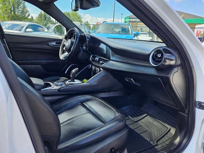 2023 Alfa Romeo Giulia - Image 15 of 17