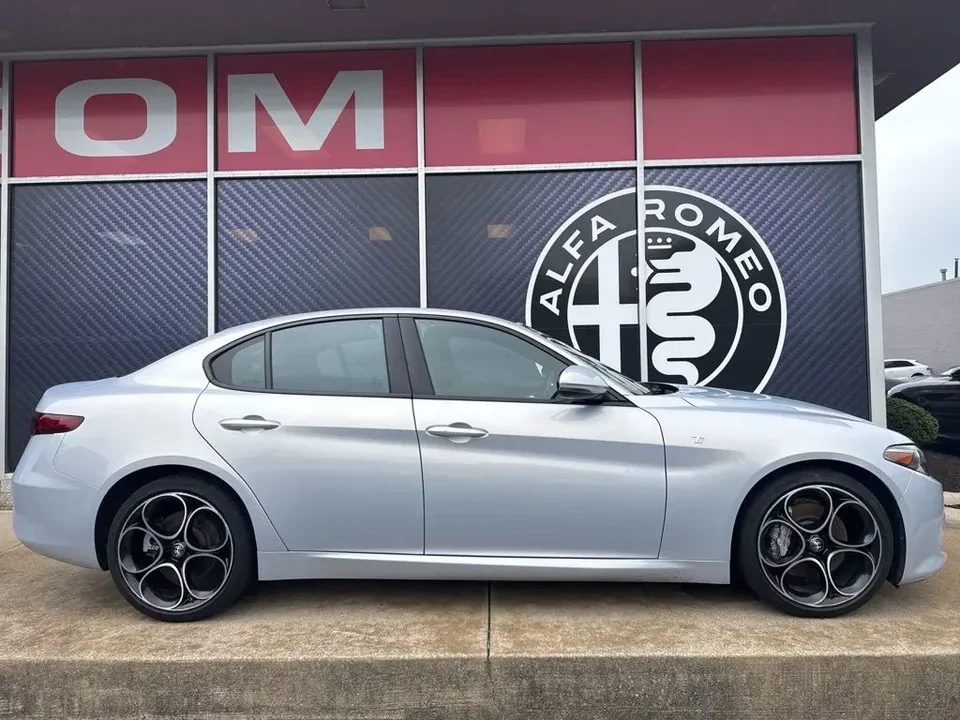 2023 Alfa Romeo Giulia - Image 5 of 20