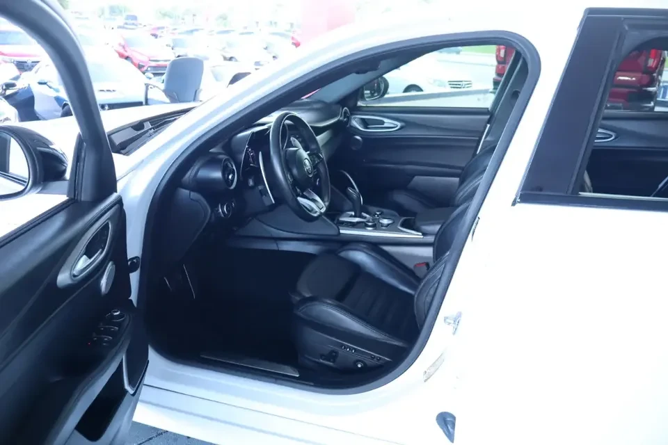 2023 Alfa Romeo Giulia - Image 6 of 6