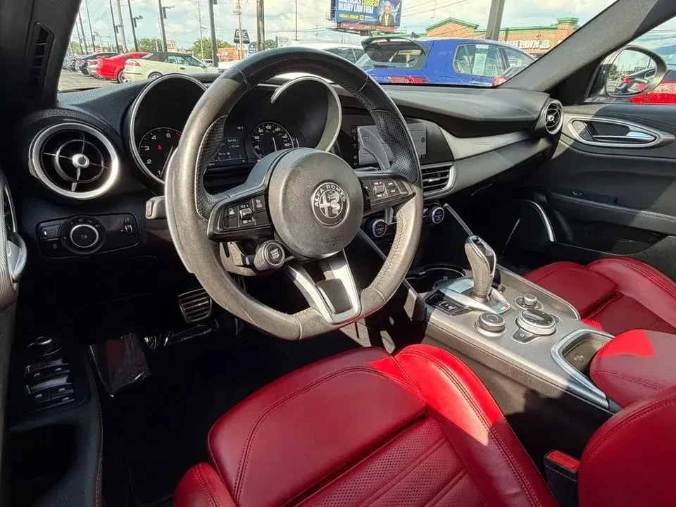 2023 Alfa Romeo Giulia - Image 15 of 20