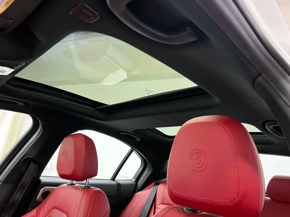 2023 Alfa Romeo Giulia - Image 15 of 20