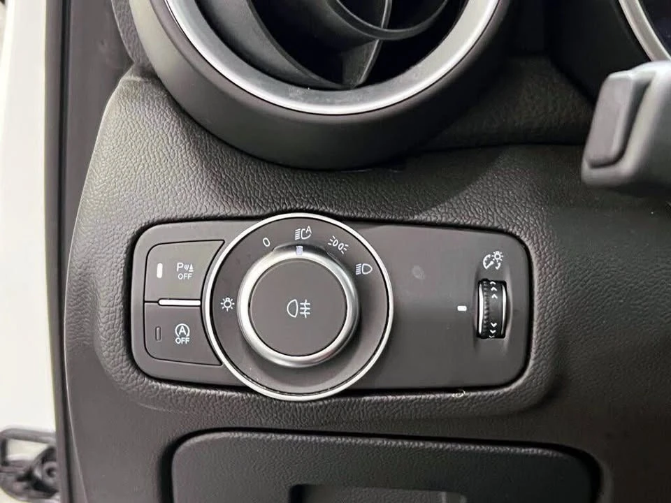 2023 Alfa Romeo Giulia - Image 16 of 20