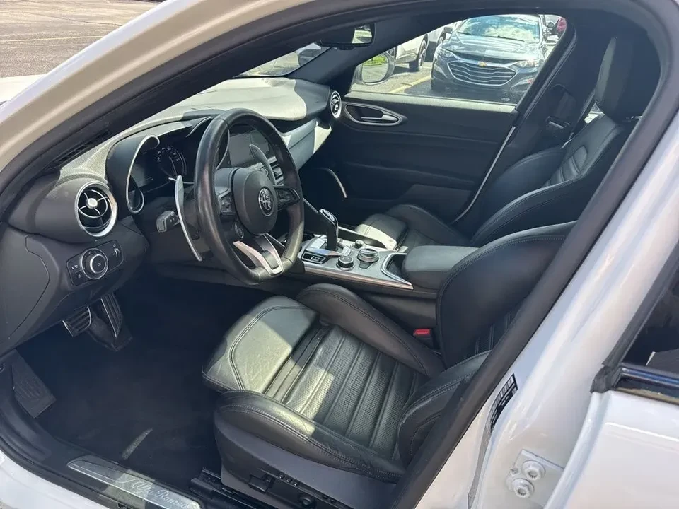 2023 Alfa Romeo Giulia - Image 9 of 20