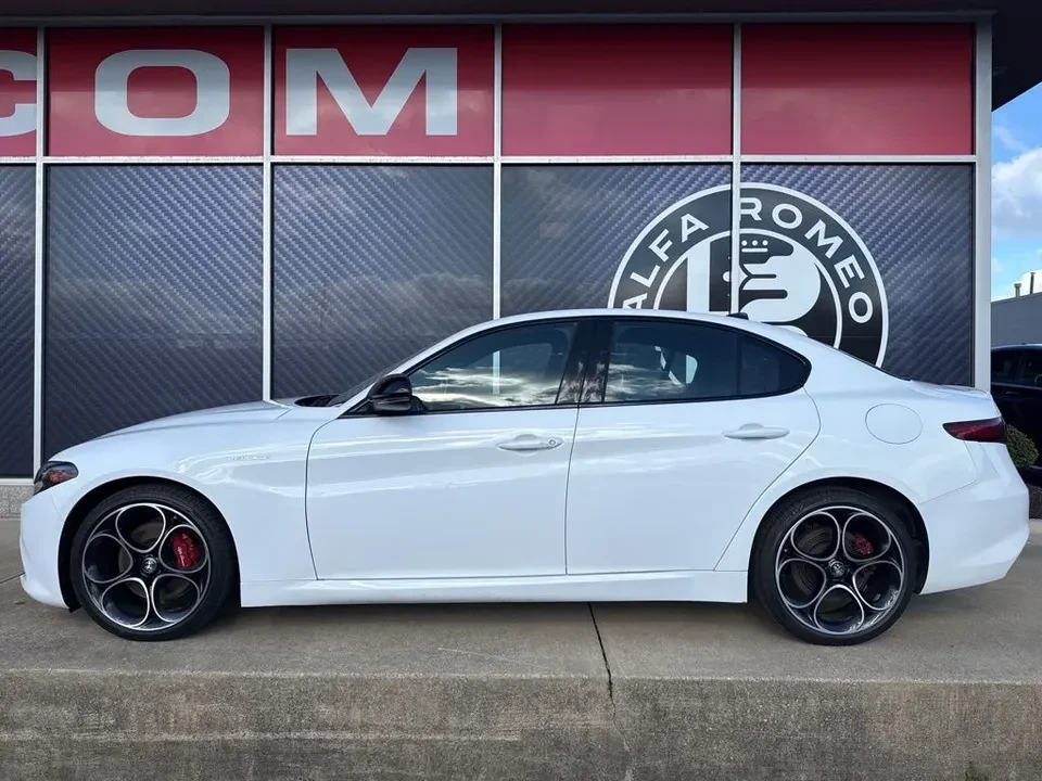 2023 Alfa Romeo Giulia - Image 8 of 19