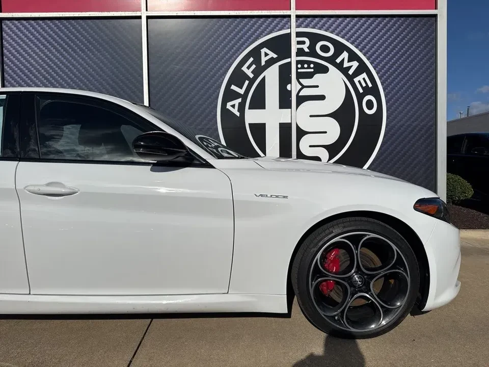 2023 Alfa Romeo Giulia - Image 5 of 19
