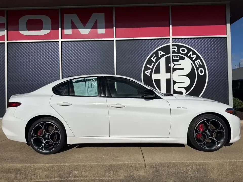 2023 Alfa Romeo Giulia - Image 4 of 19