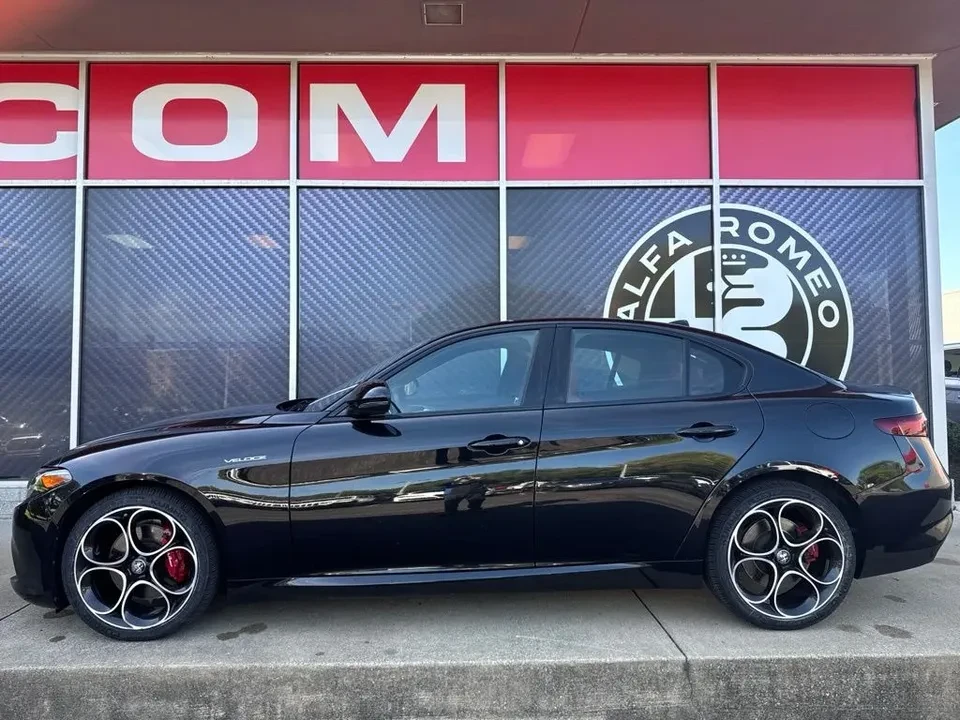 2023 Alfa Romeo Giulia - Image 7 of 20