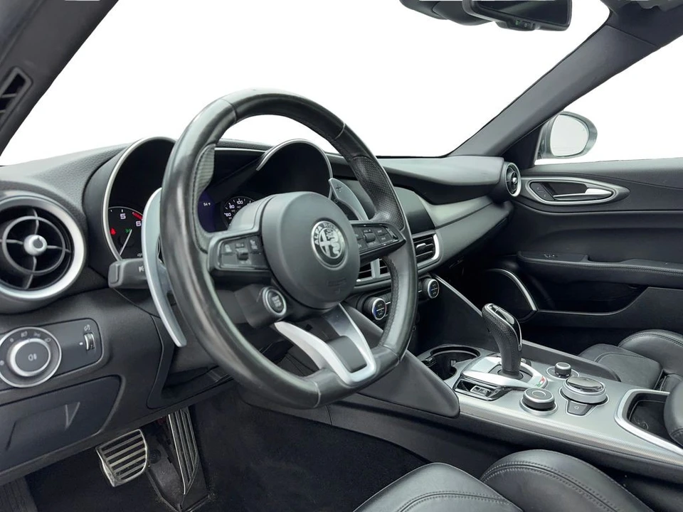 2023 Alfa Romeo Giulia - Image 13 of 21