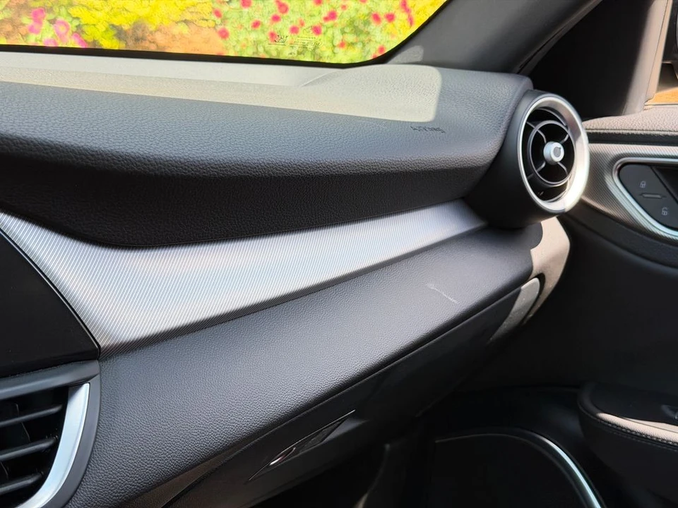 2023 Alfa Romeo Giulia - Image 27 of 31