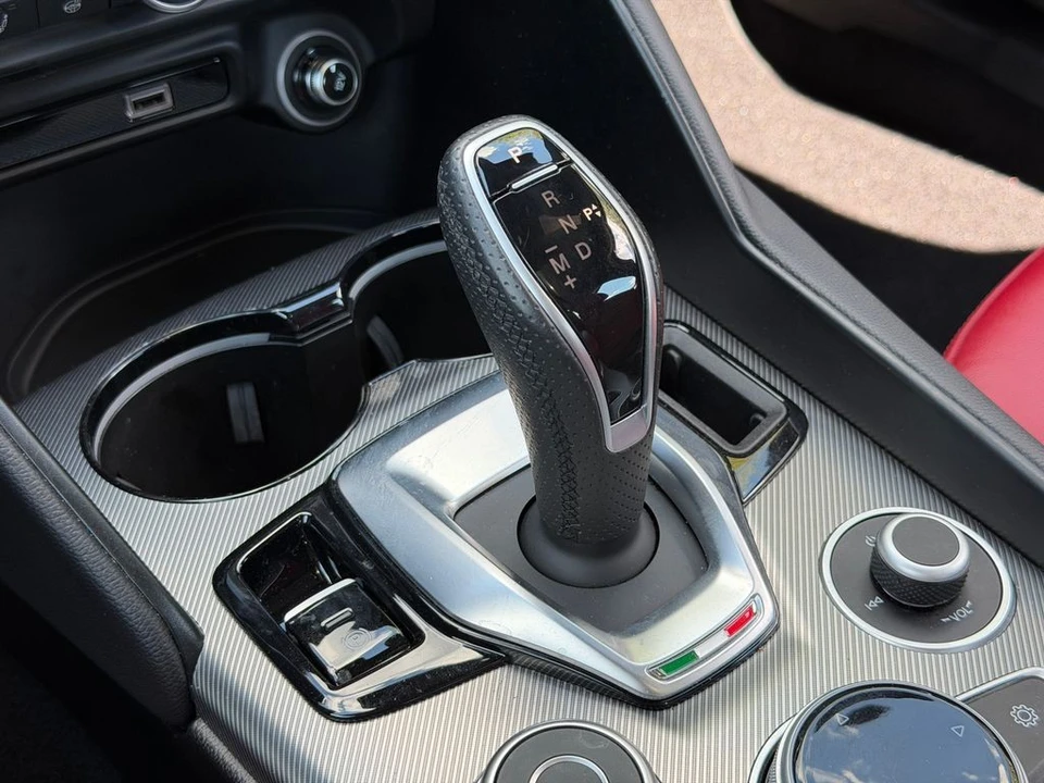 2023 Alfa Romeo Giulia - Image 25 of 31