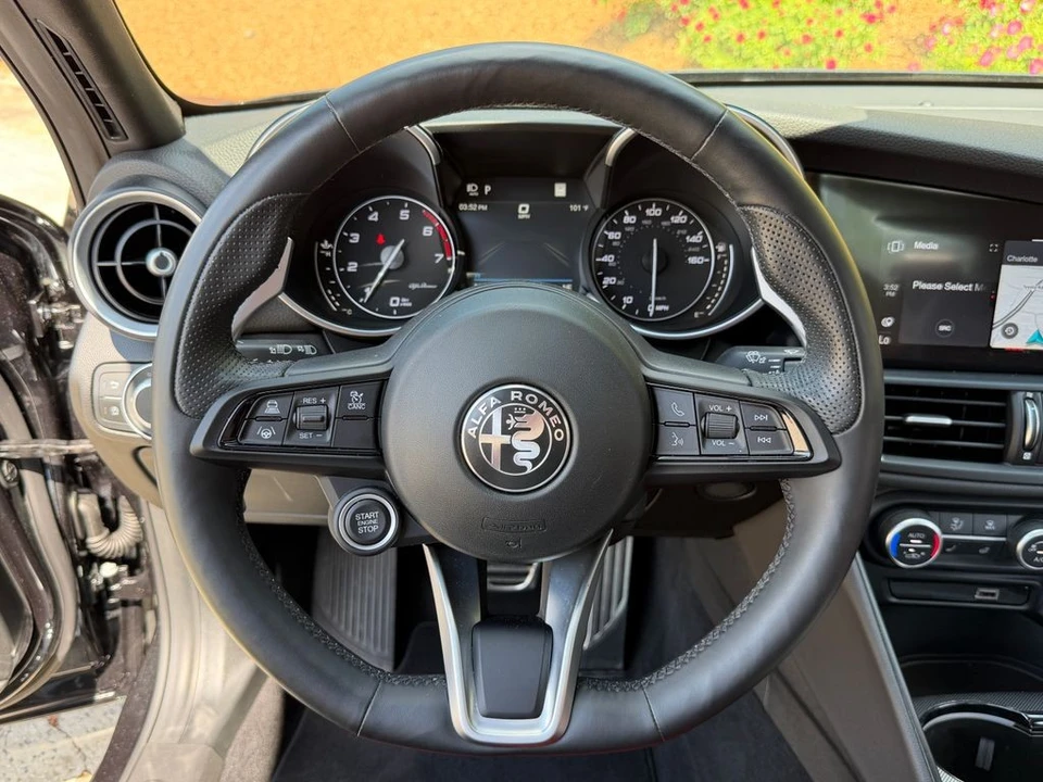 2023 Alfa Romeo Giulia - Image 17 of 31