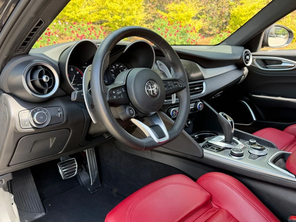 2023 Alfa Romeo Giulia - Image 15 of 31