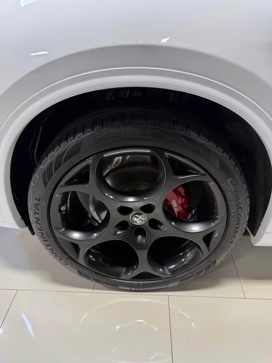 2023 Alfa Romeo Stelvio - Image 5 of 6