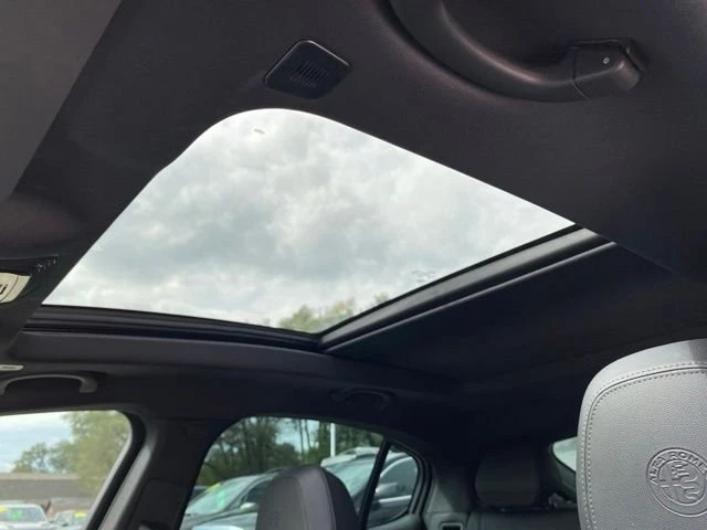 2023 Alfa Romeo Stelvio - Image 15 of 20