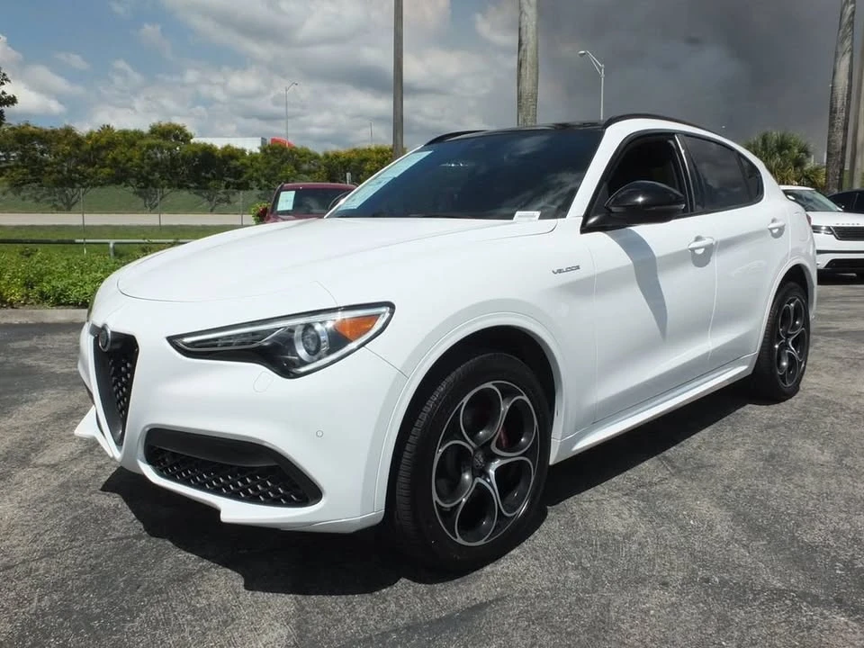 2023 Alfa Romeo Stelvio - Image 15 of 19