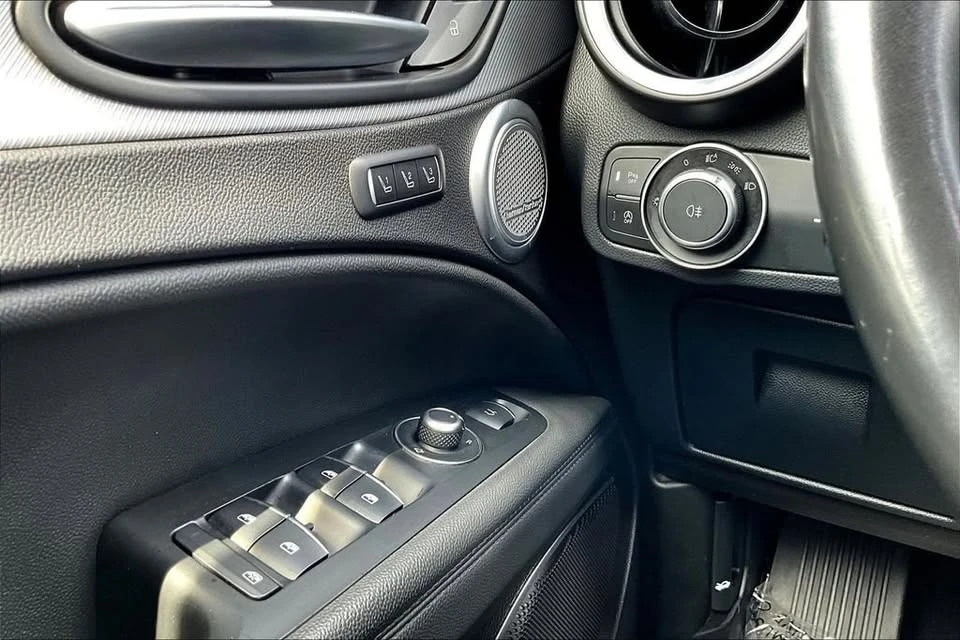 2023 Alfa Romeo Stelvio - Image 16 of 20